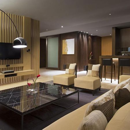 The Westin Mumbai Garden City Bagian luar foto The living room of a suite at The Ritz-Carlton, Hong Kong