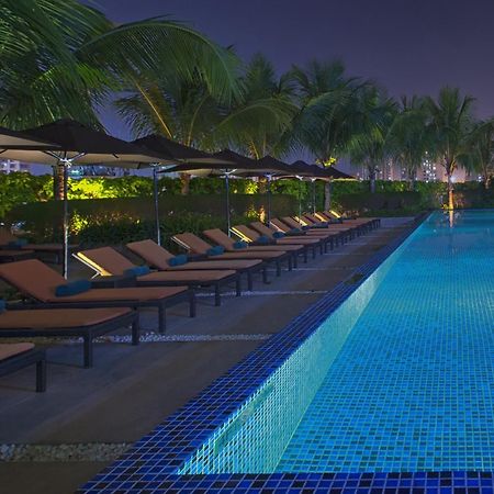 The Westin Mumbai Garden City Bagian luar foto The swimming pool at the hotel