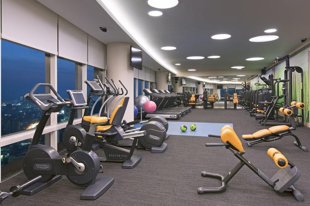 The Westin Mumbai Garden City Bagian luar foto The gym at the hotel