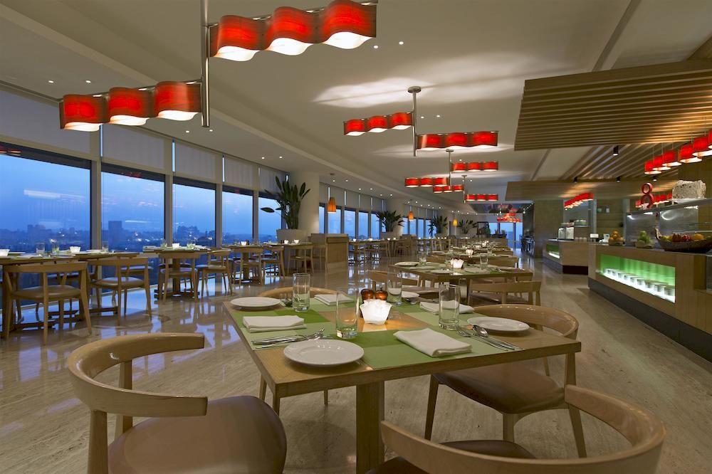 The Westin Mumbai Garden City Bagian luar foto The restaurant