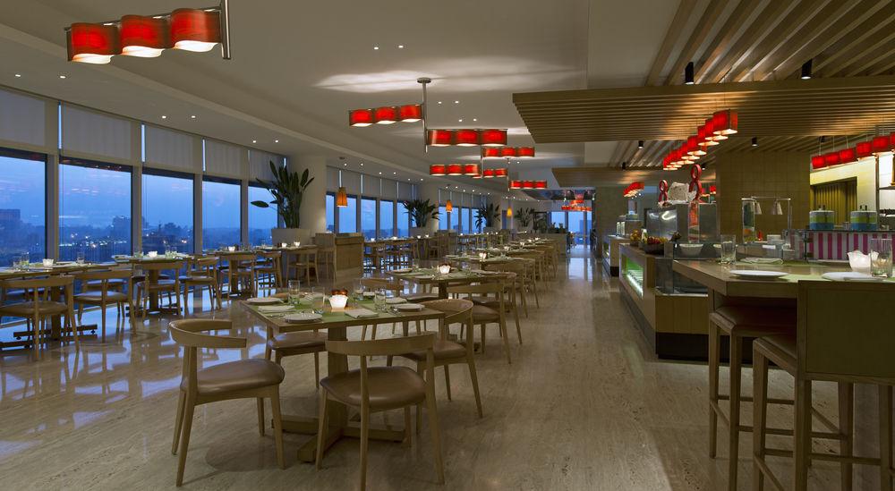 The Westin Mumbai Garden City Bagian luar foto The restaurant