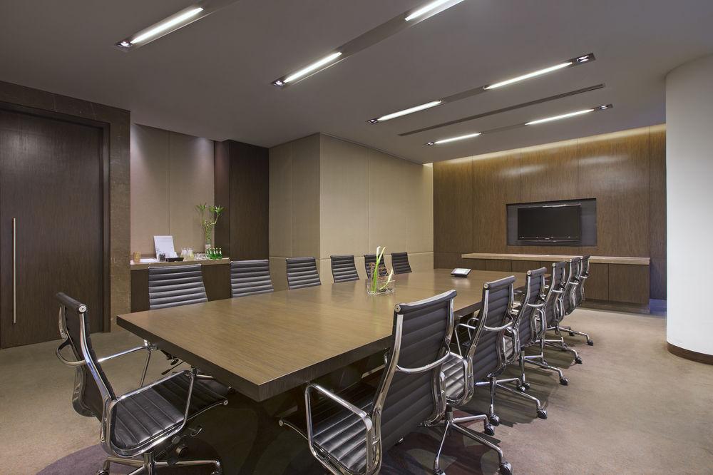The Westin Mumbai Garden City Bagian luar foto A meeting room