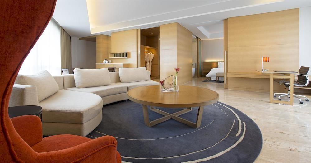 The Westin Mumbai Garden City Bagian luar foto A suite at the hotel