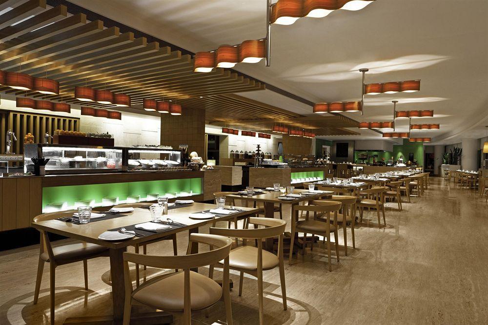 The Westin Mumbai Garden City Bagian luar foto The restaurant