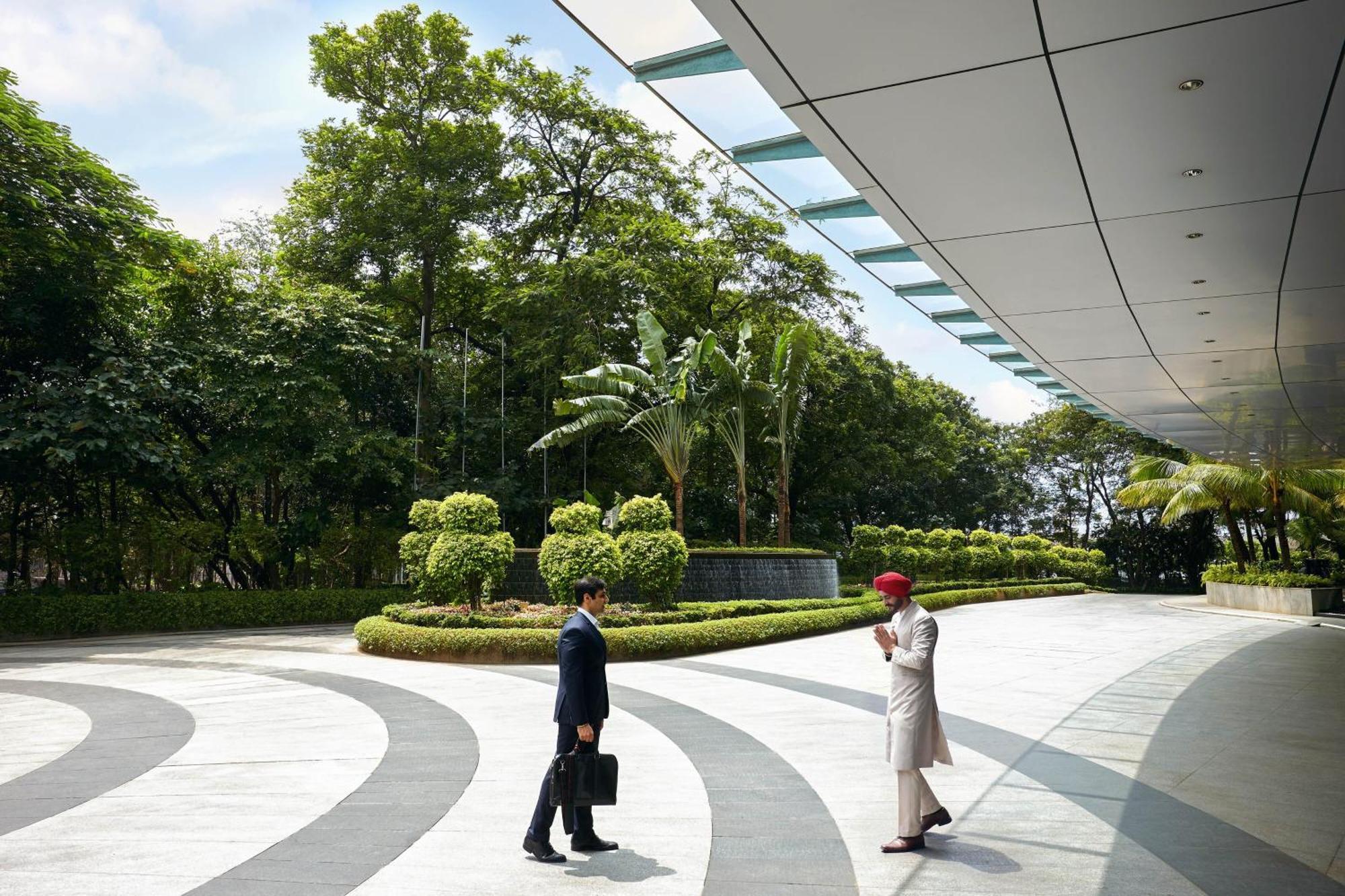The Westin Mumbai Garden City Bagian luar foto The hotel's driveway