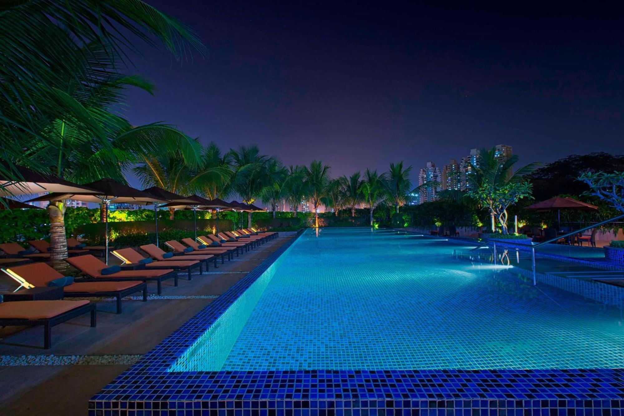 The Westin Mumbai Garden City Bagian luar foto The pool at the hotel