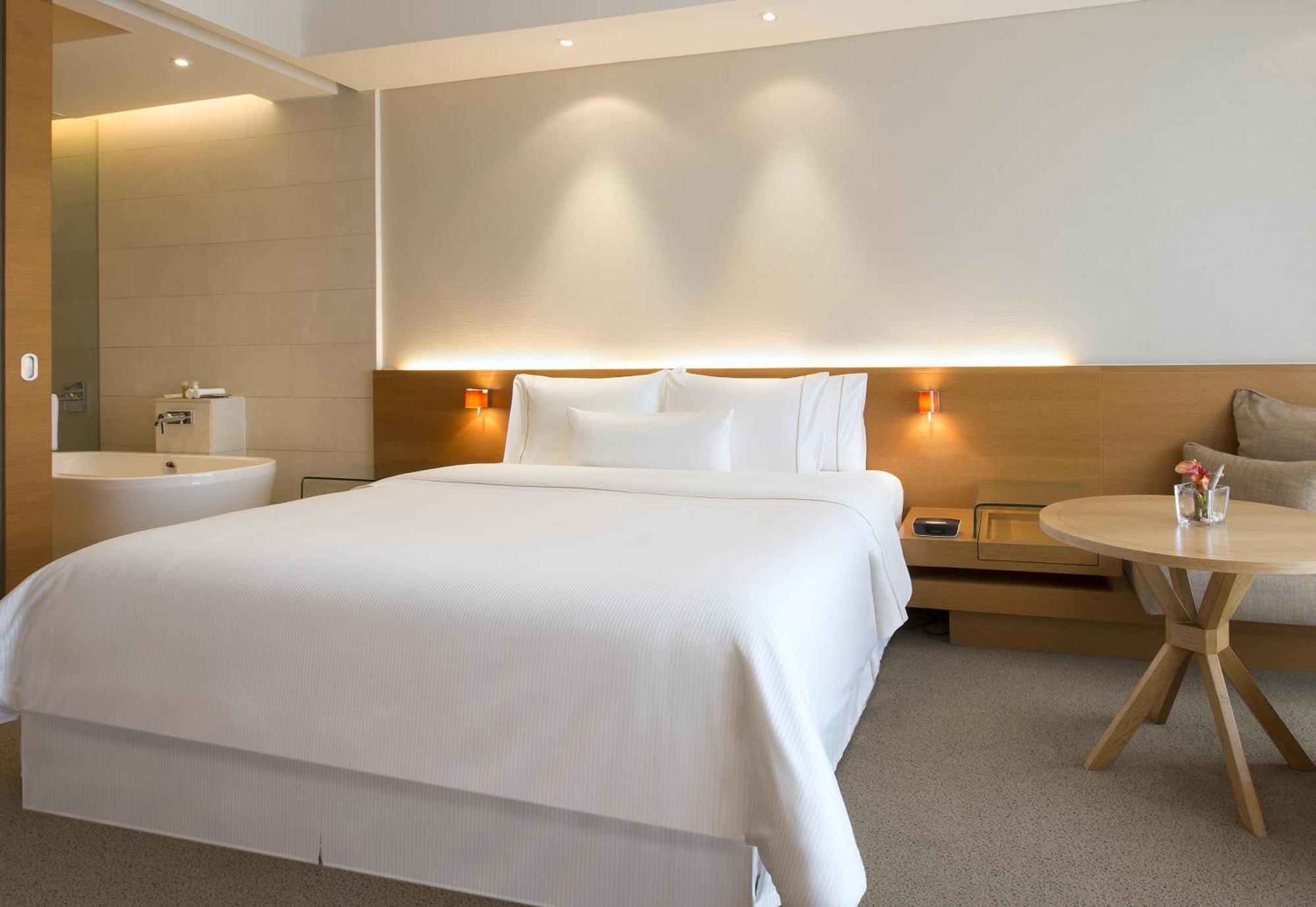 The Westin Mumbai Garden City Bagian luar foto A room at the hotel