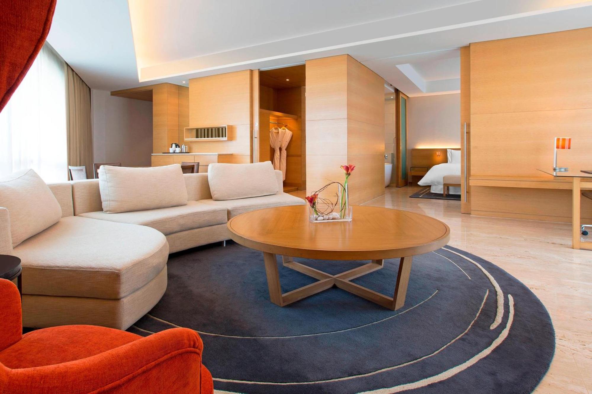 The Westin Mumbai Garden City Bagian luar foto A suite at the hotel