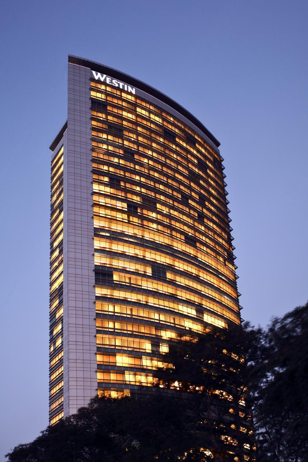 The Westin Mumbai Garden City Bagian luar foto The building at night