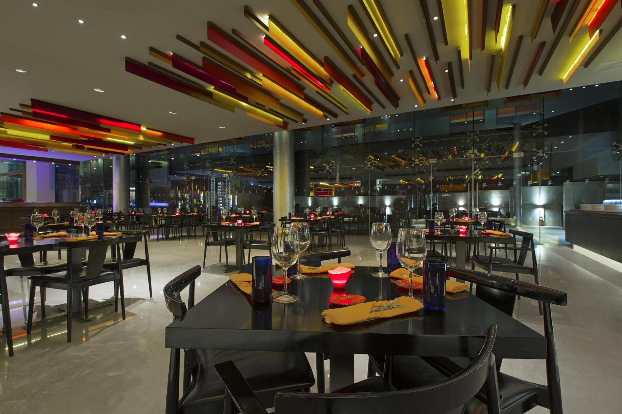 The Westin Mumbai Garden City Bagian luar foto The interior of the restaurant