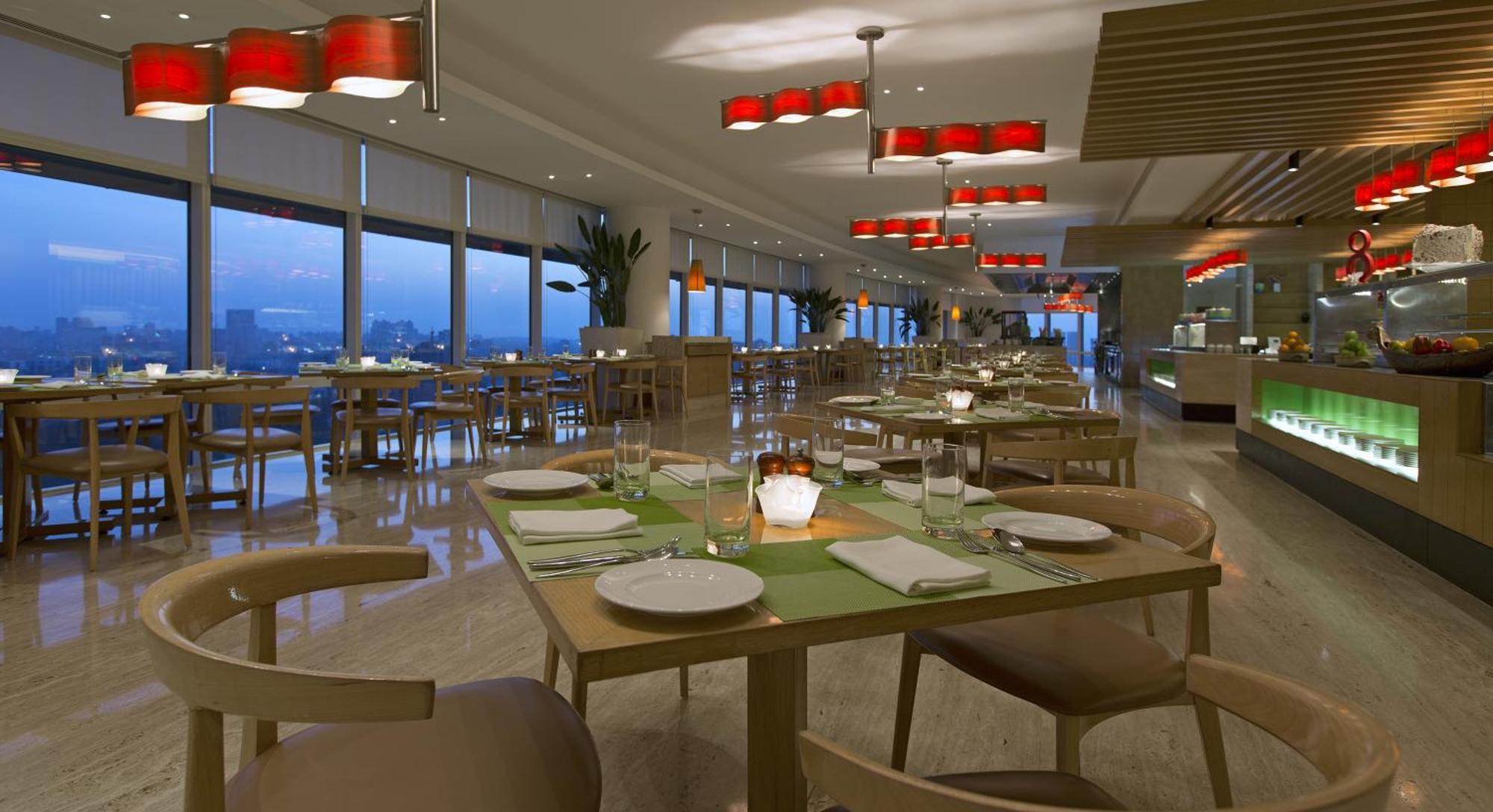 The Westin Mumbai Garden City Bagian luar foto The restaurant