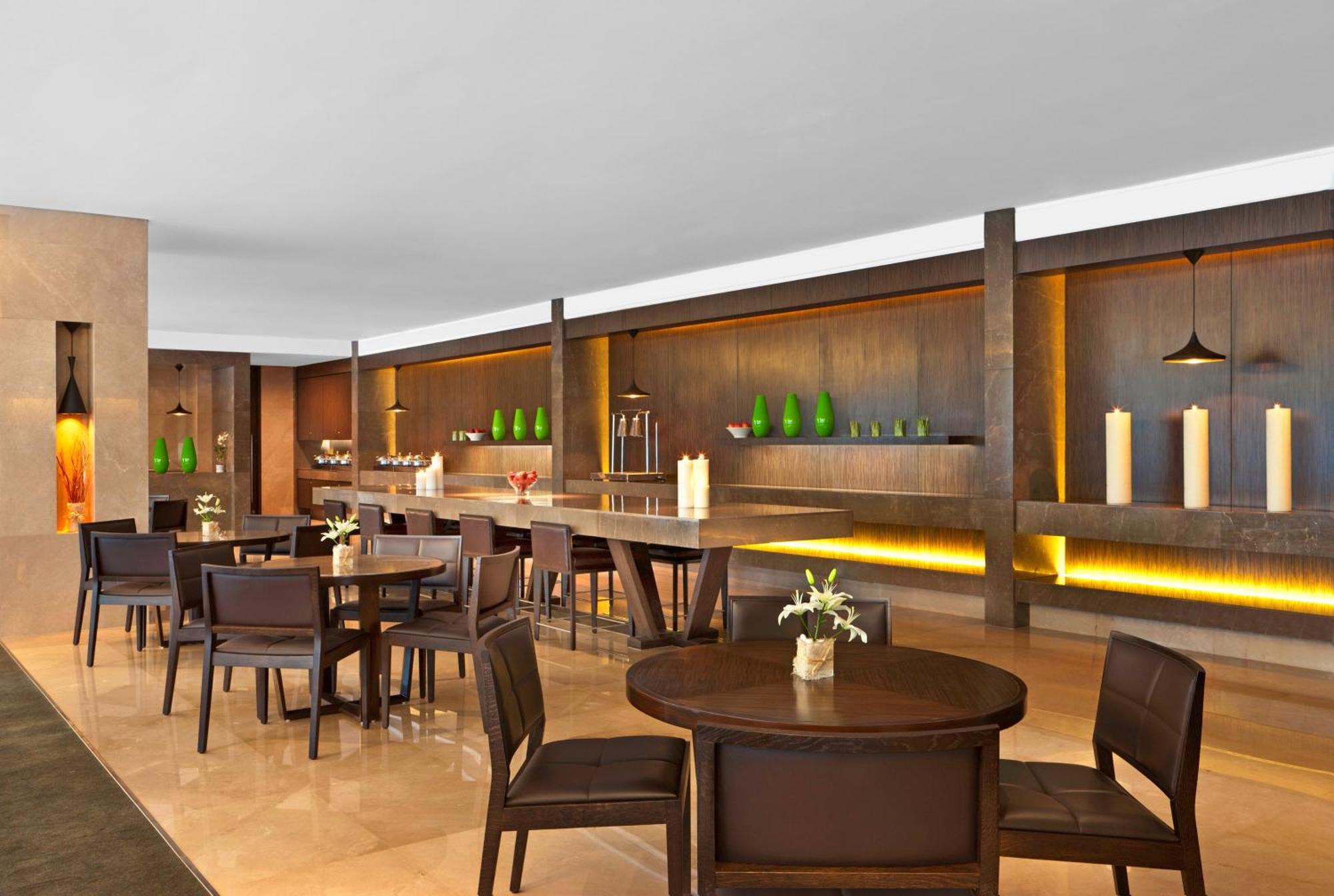 The Westin Mumbai Garden City Bagian luar foto The Westin Club Lounge at KLIA