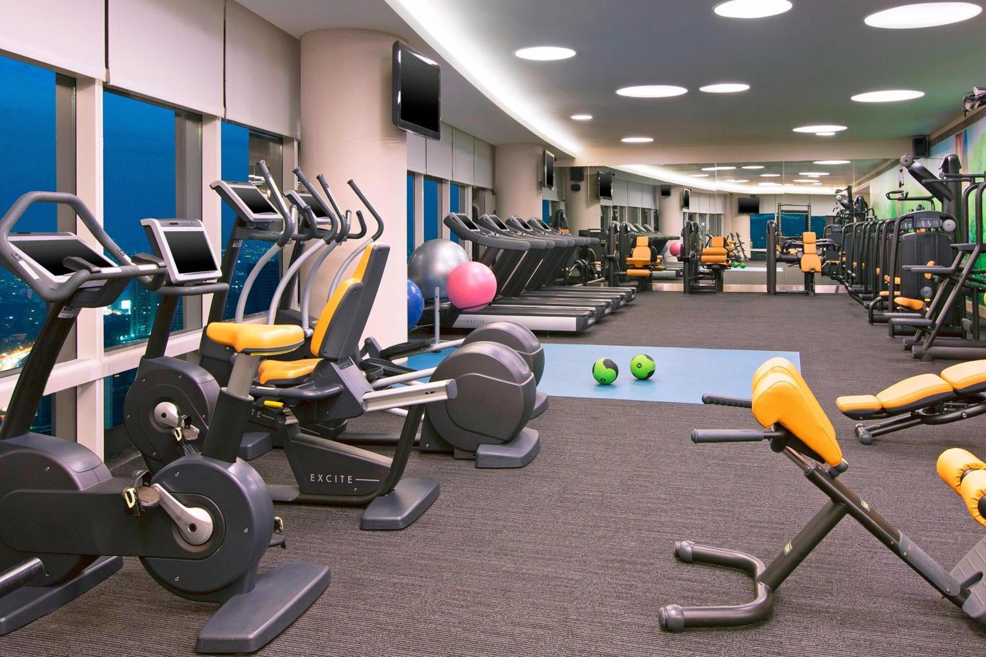 The Westin Mumbai Garden City Bagian luar foto The gym at the hotel