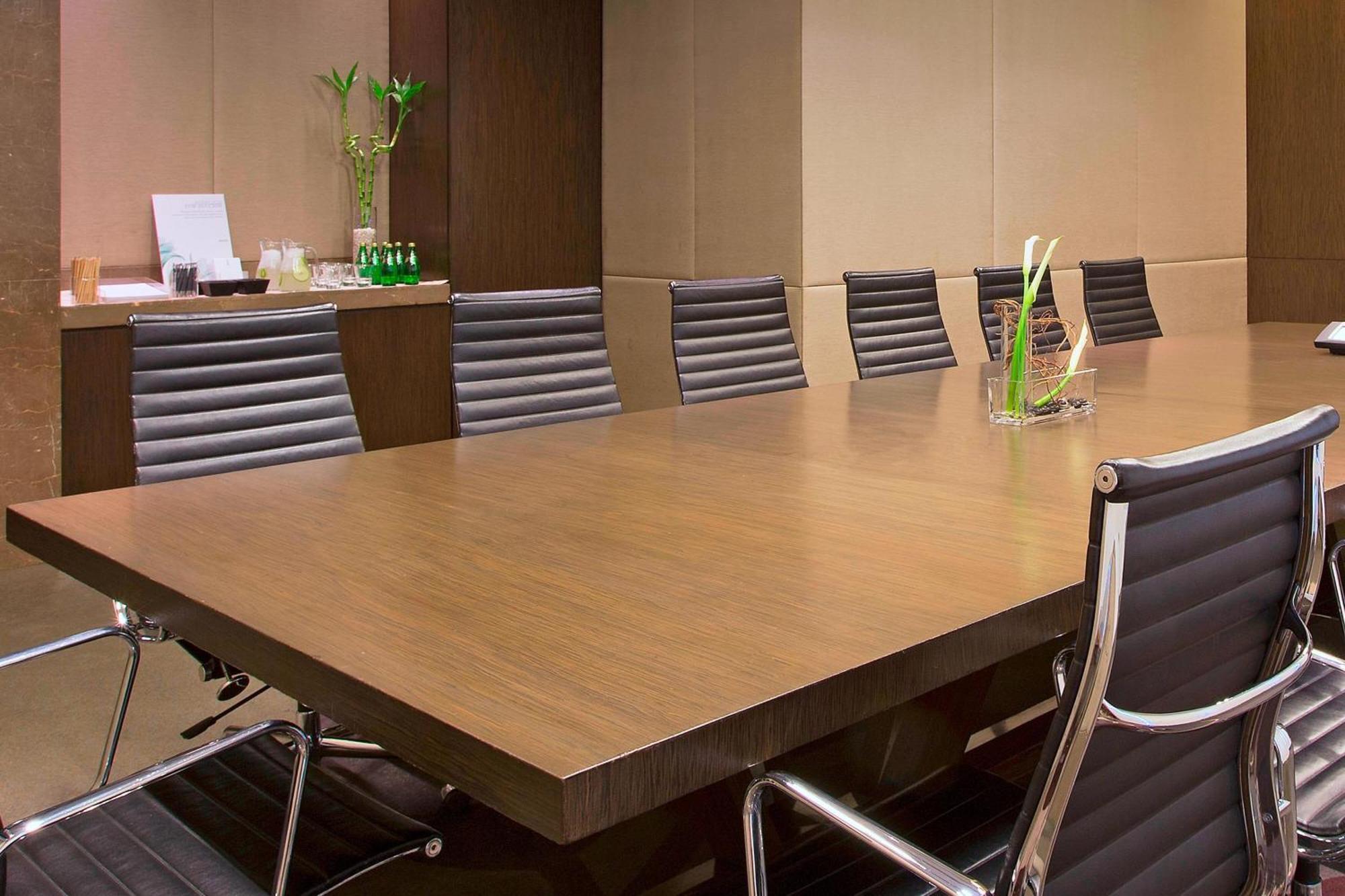The Westin Mumbai Garden City Bagian luar foto A conference room