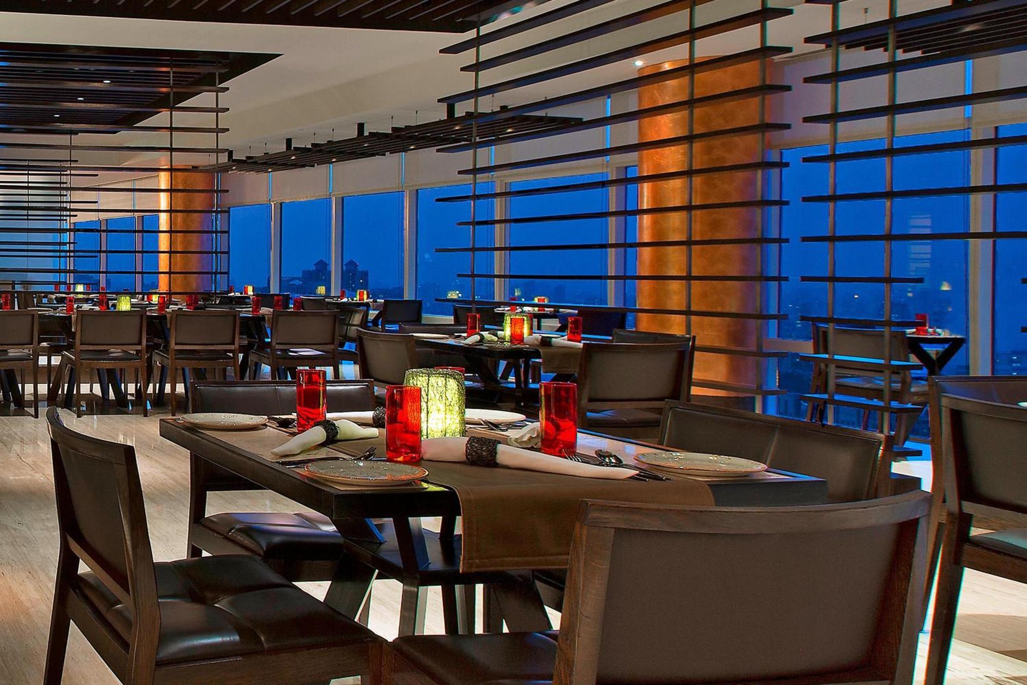 The Westin Mumbai Garden City Bagian luar foto The restaurant