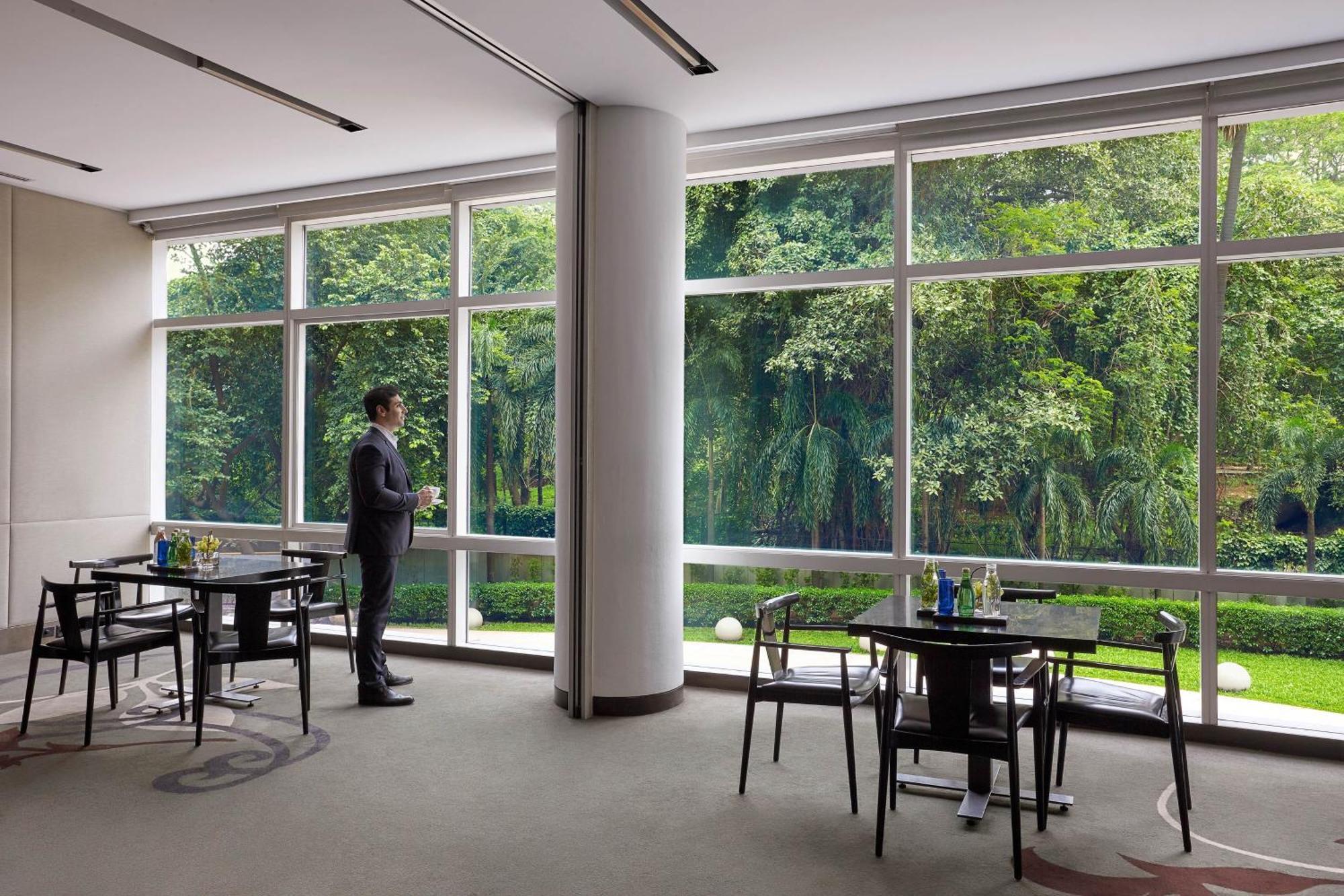 The Westin Mumbai Garden City Bagian luar foto The interior of the hotel