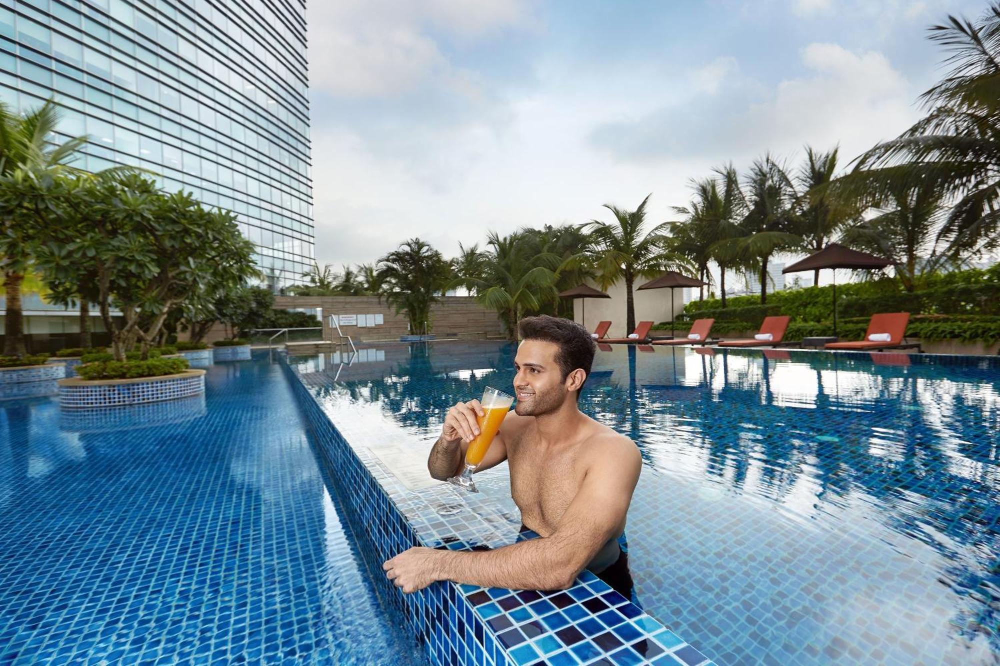 The Westin Mumbai Garden City Bagian luar foto The swimming pool at the hotel