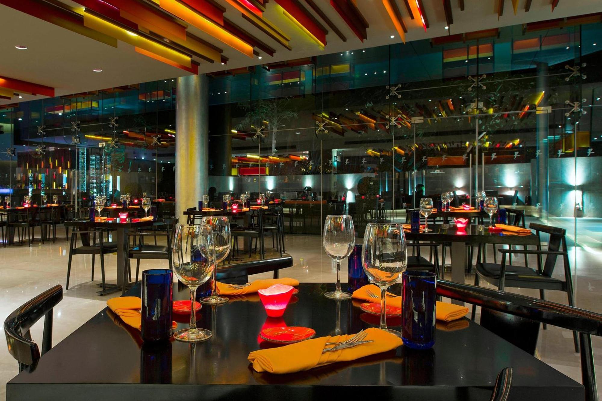 The Westin Mumbai Garden City Bagian luar foto The interior of the restaurant