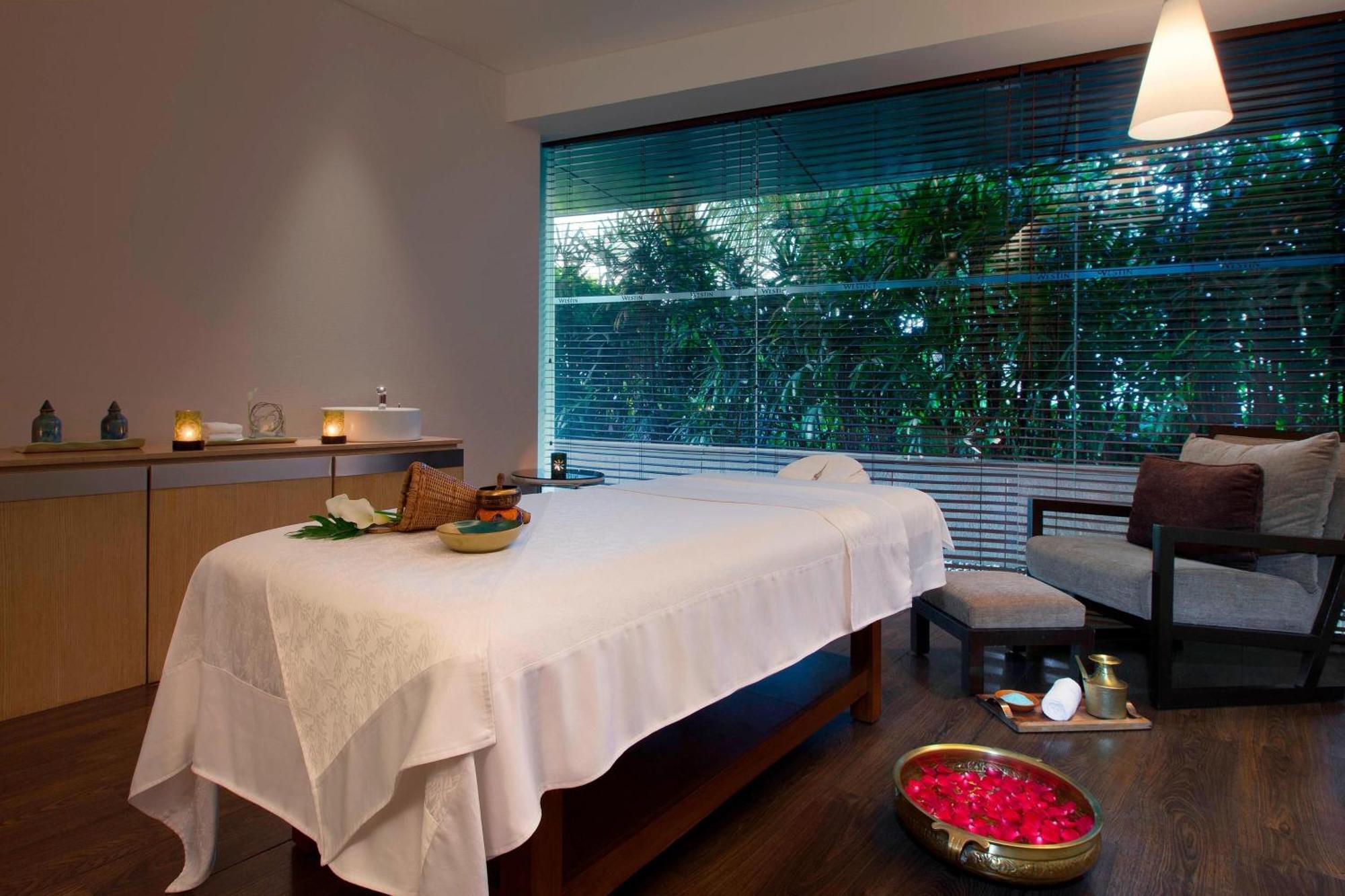 The Westin Mumbai Garden City Bagian luar foto A treatment room at the spa