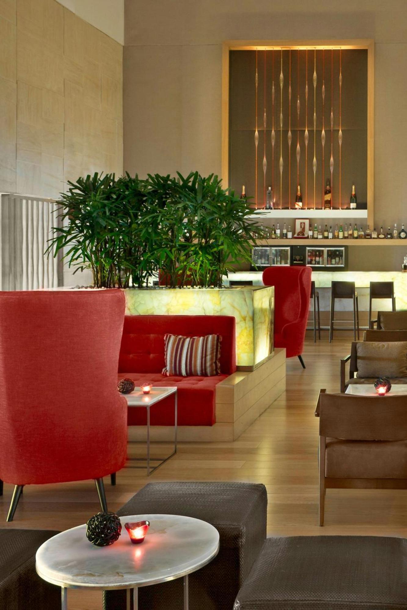 The Westin Mumbai Garden City Bagian luar foto The bar at the hotel