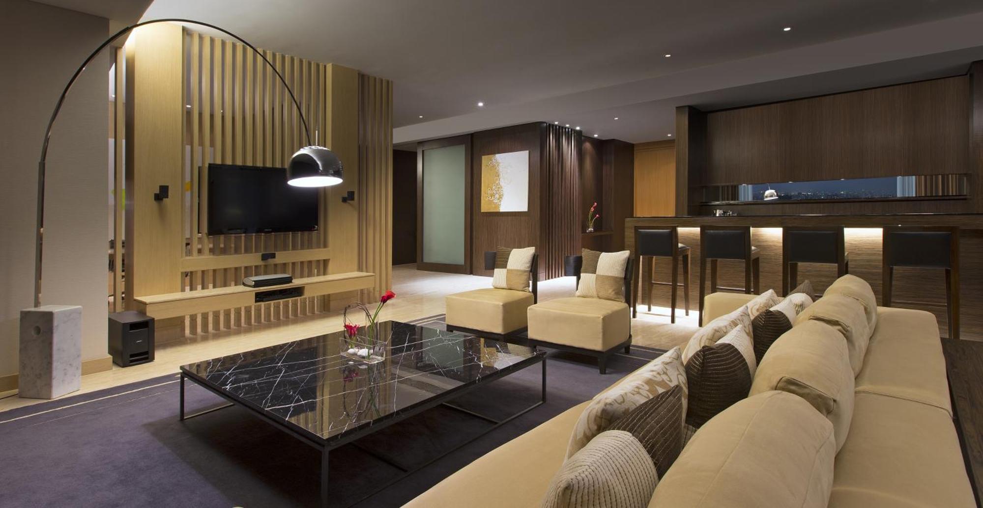 The Westin Mumbai Garden City Bagian luar foto The living room of a suite at The Ritz-Carlton, Hong Kong