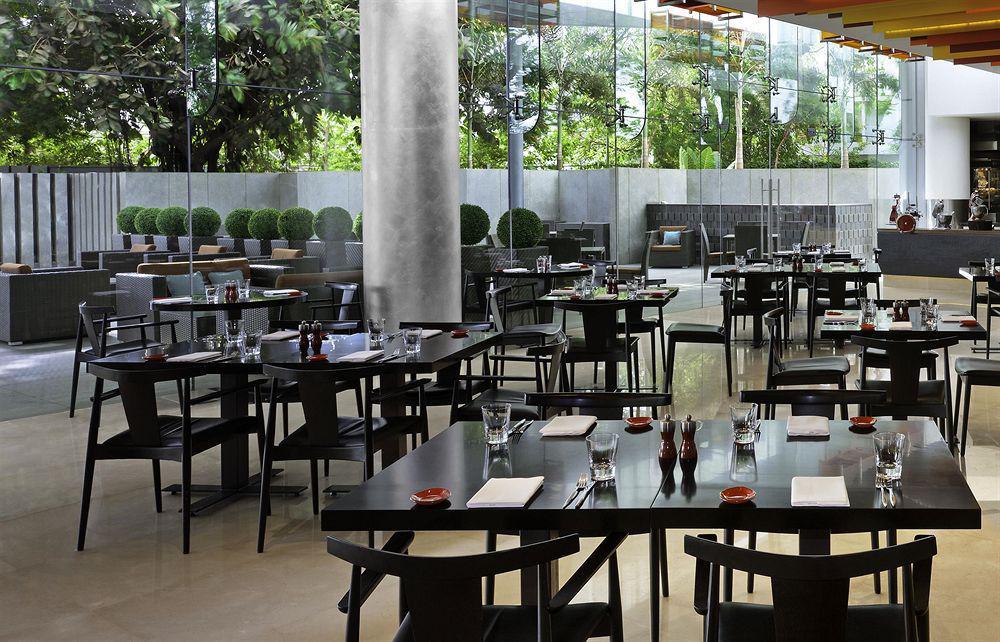 The Westin Mumbai Garden City Bagian luar foto Interior of the restaurant